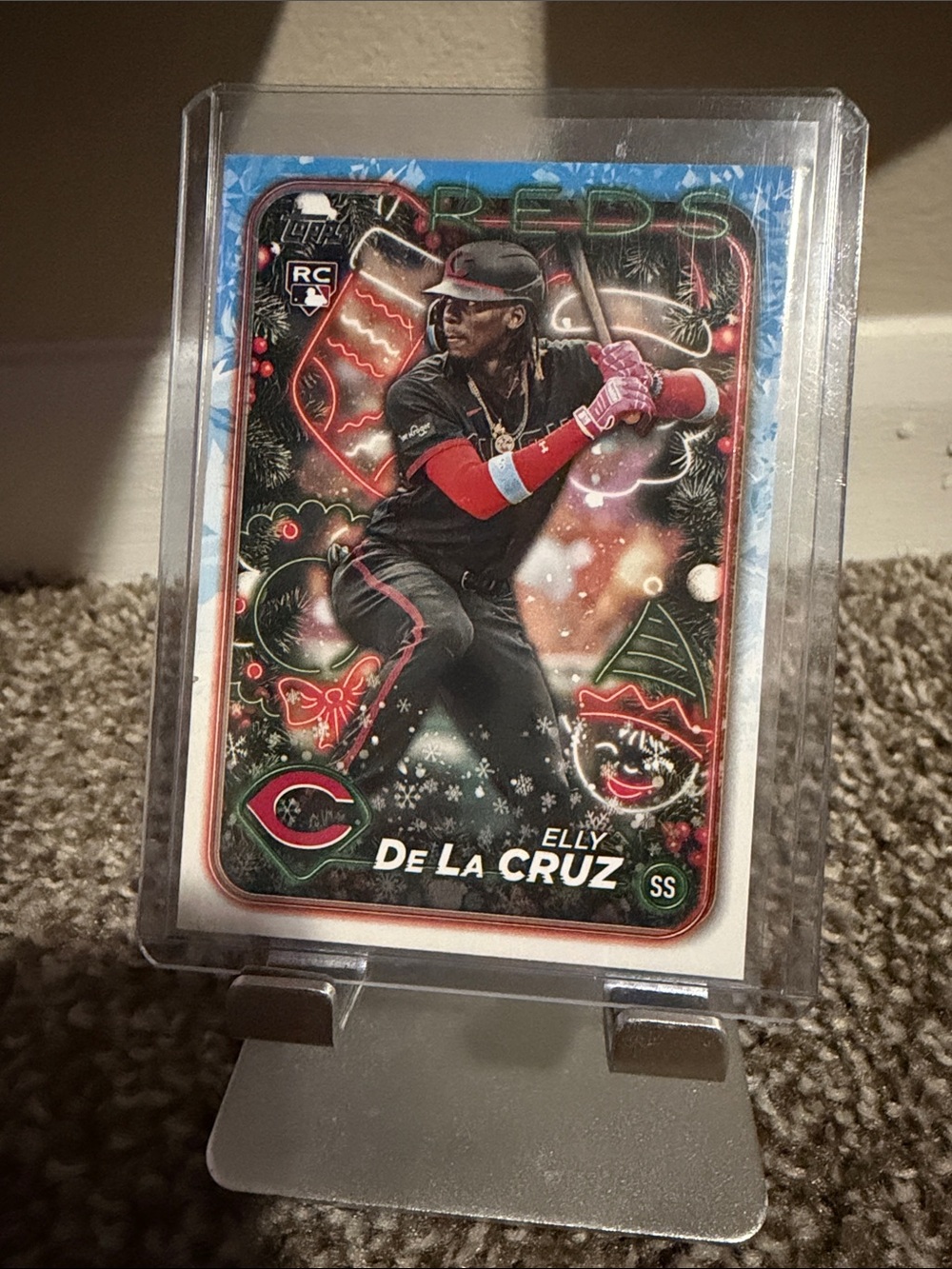 Topps Cincinnati Reds Red and White Baseball Card (Back)